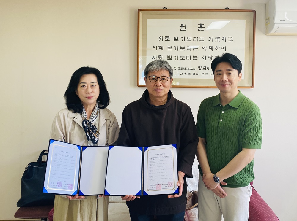 ▲ 한영대학교 사회복지과와 노인복지시설 프란치스꼬의 집이 업무협약을 체결했다. 왼쪽부터 사회복지과 배경희 교수(학과장), 프란치스꼬의 집 김기덕 원장, 사회복지과 노재현 교수