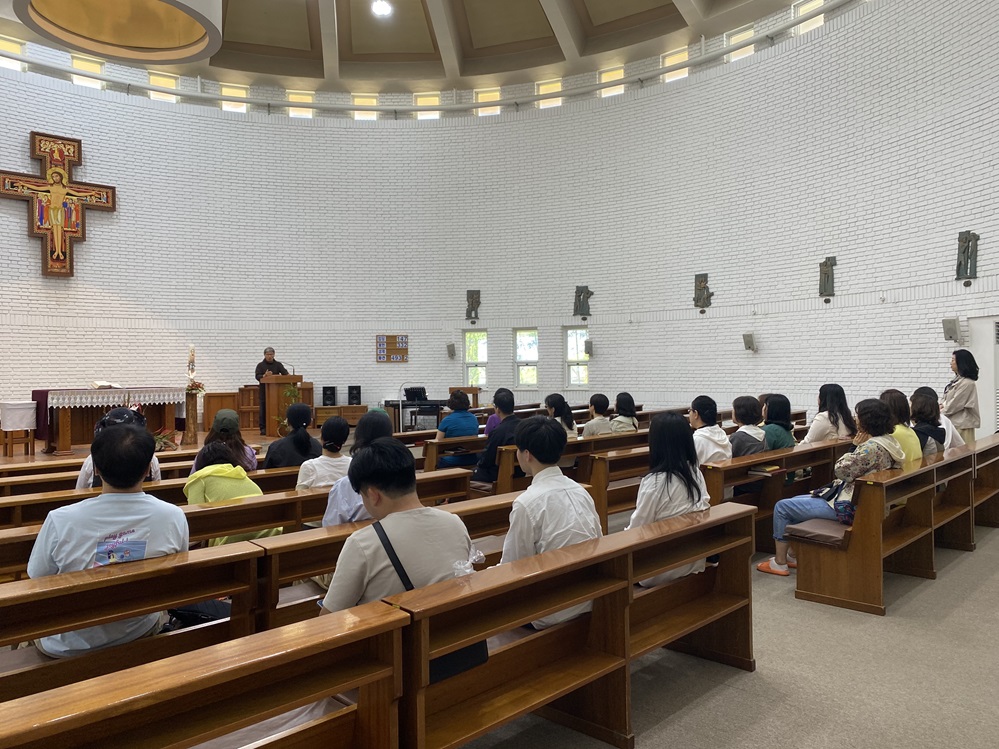 ▲ '프란치스꼬의 집' 김기덕 원장이에게 한영대학교 사회복지과 학생에게 기관을 소개하고 있다.