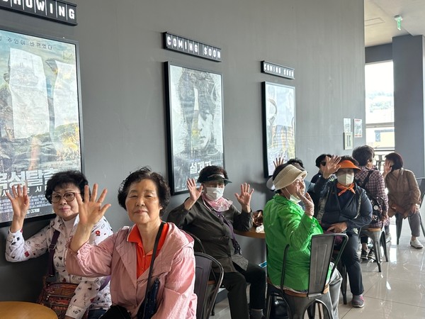 ▲ ⓒ 노인일자리 및 사회활동지원사업 문화체험 참여자 사진