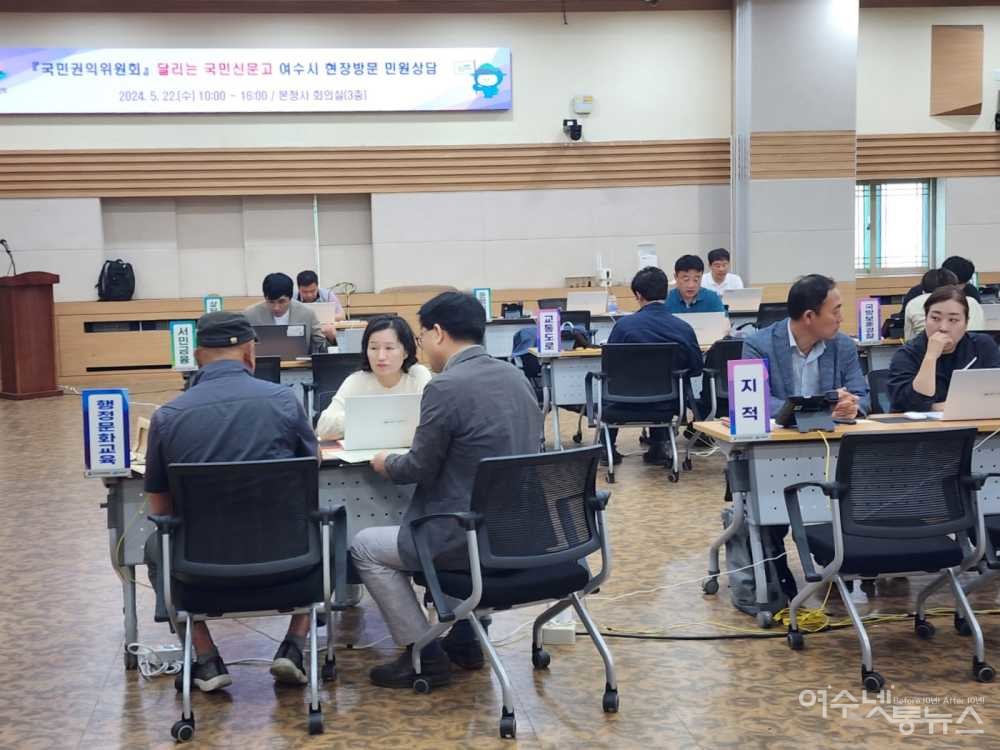 ▲  ‘달리는 국민신문고’ 현장에서 민원 사례를 접수하고 있다. ⓒ심명남