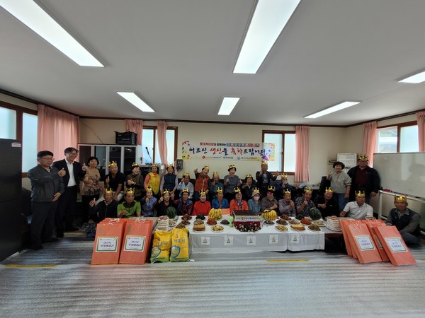 ▲ ⓒ롯데케미칼과  함께하는 해지경로당 합동생신잔치 기념사진  촬영