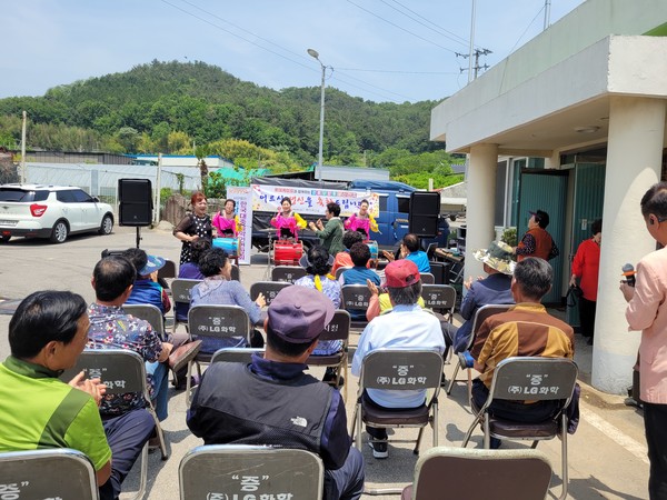 ▲ ⓒ한국대중음악인예술인협회  해산마을 어르신들을 위한  공연