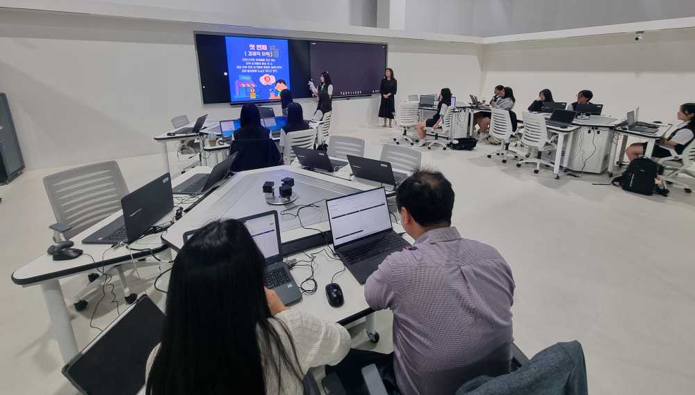 ▲ 박람회장에 구축된 미래교실에서 사전 수업을 받고 있는 학생들