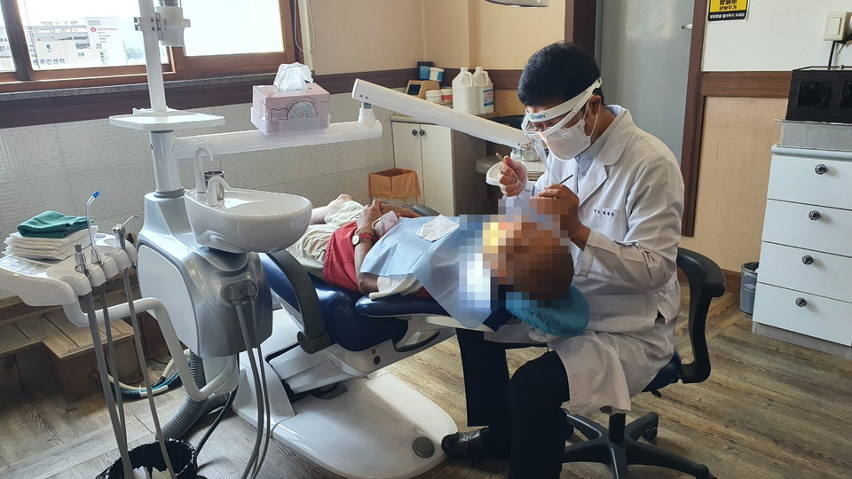▲금호석유화학 중장년층을 위한 의치지원사업 '자신감 UP 행복미소'에 선정된 대상자가 치과 치료를 받고 있는 모습 ⓒ쌍봉복지관