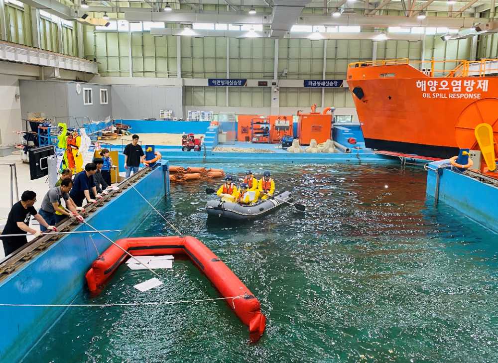 ▲ 해양오염방제실습장에서 진행한 ‘해양오염방제 교육’
