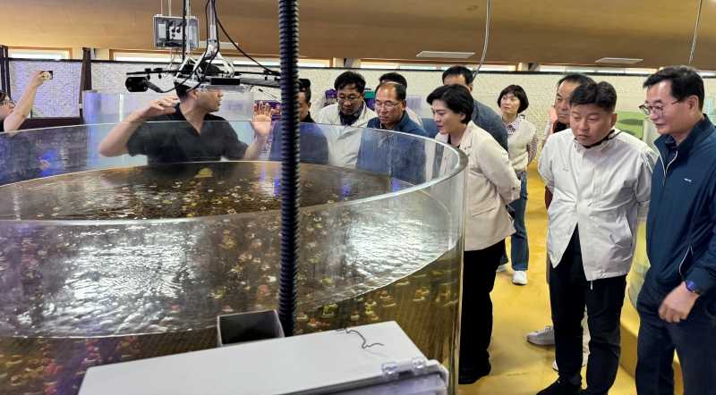 ▲ 제주해양수산연구원을 방문한 위원