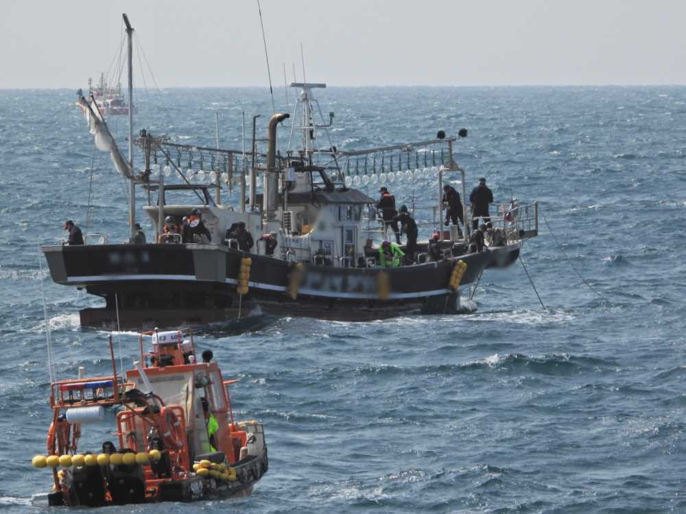 ▲경비함정 단정이 낚시어선을 검문검색 하고 있다