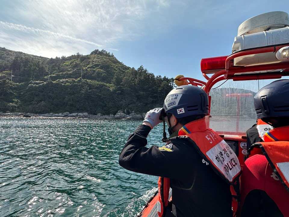 ▲ 해상검문검색에 나서는 해양경찰