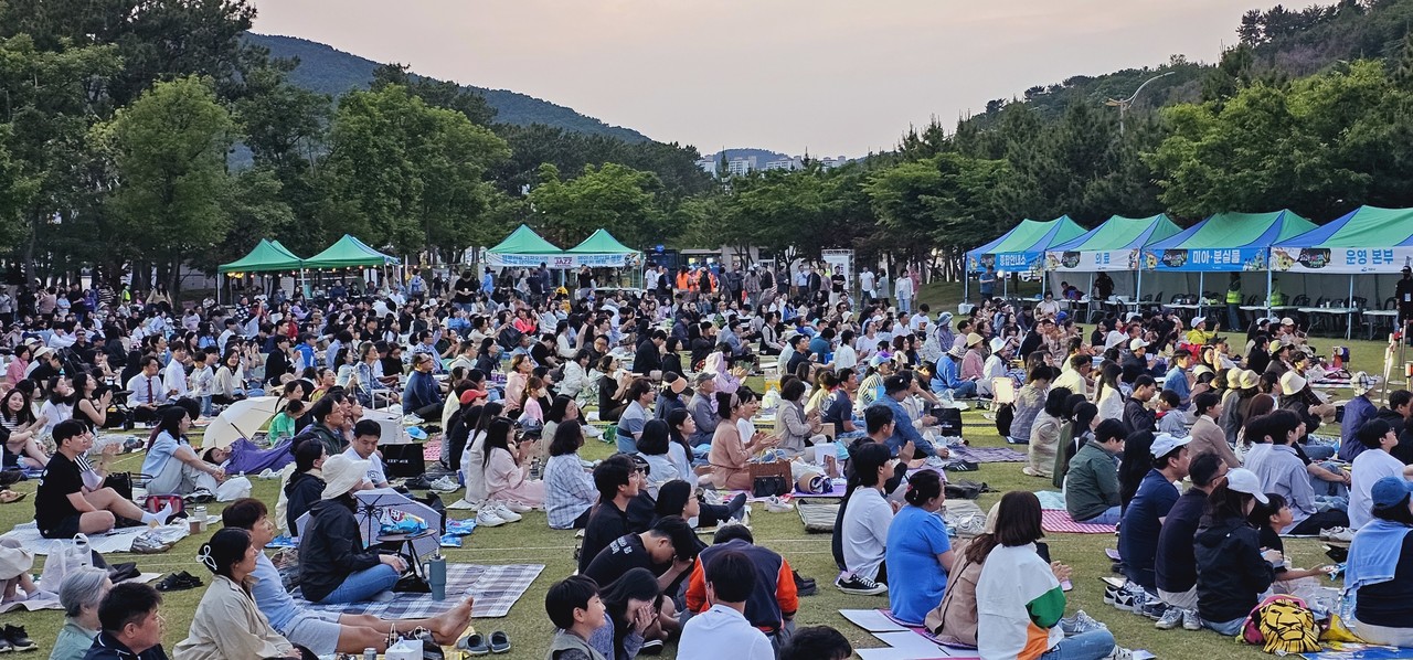 ▲ 곡에 맞춰 관객이 호응하고 있다.