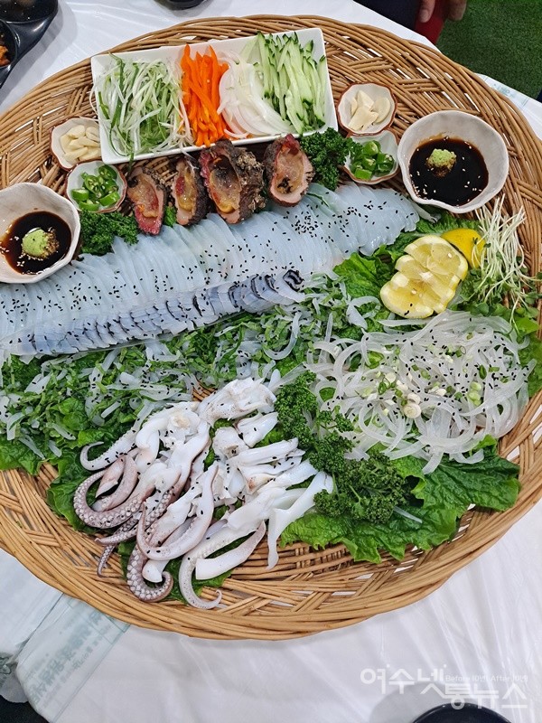 ▲무늬오징어 회다. 날개와 몸통 다리 부분으로 구분해 정갈하게 내놓는다. ⓒ조찬현