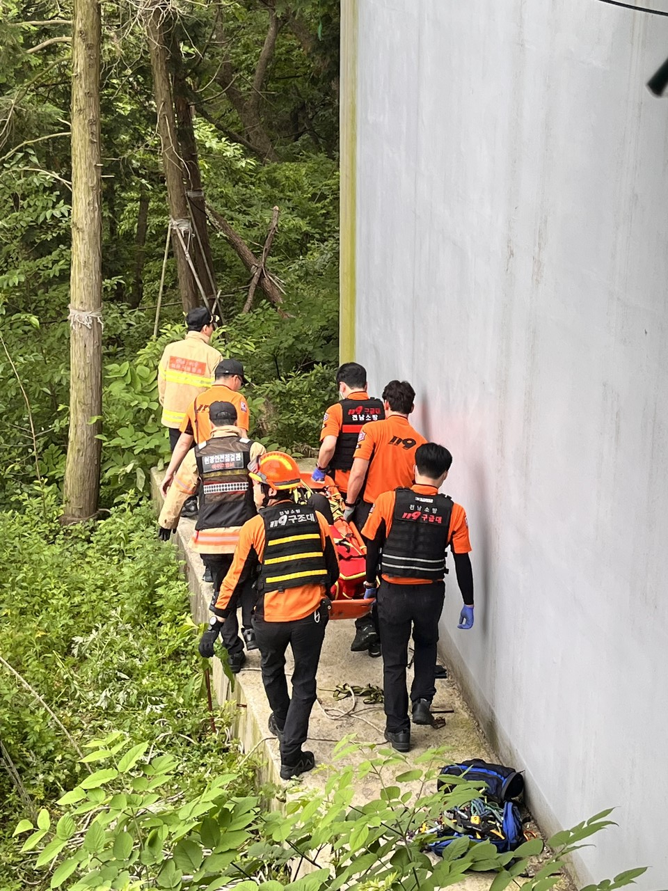 ▲ 소방대원이 환자를 실어나르고 있다