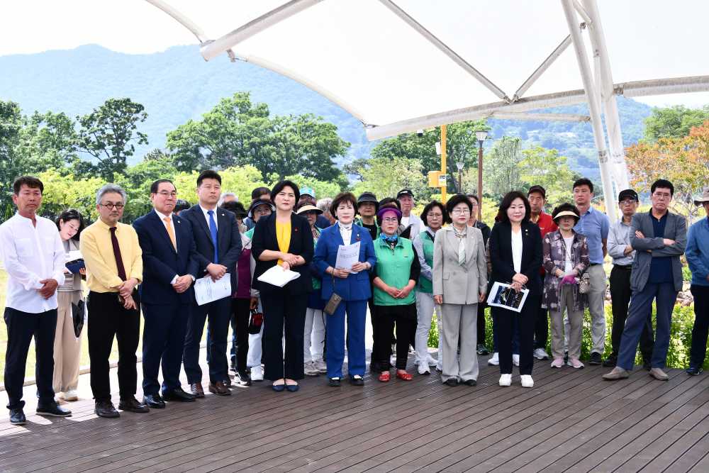 ▲현장설명회에서 여수시 공원과장으로부터 남산공원 조성 현황을 듣고 있다.