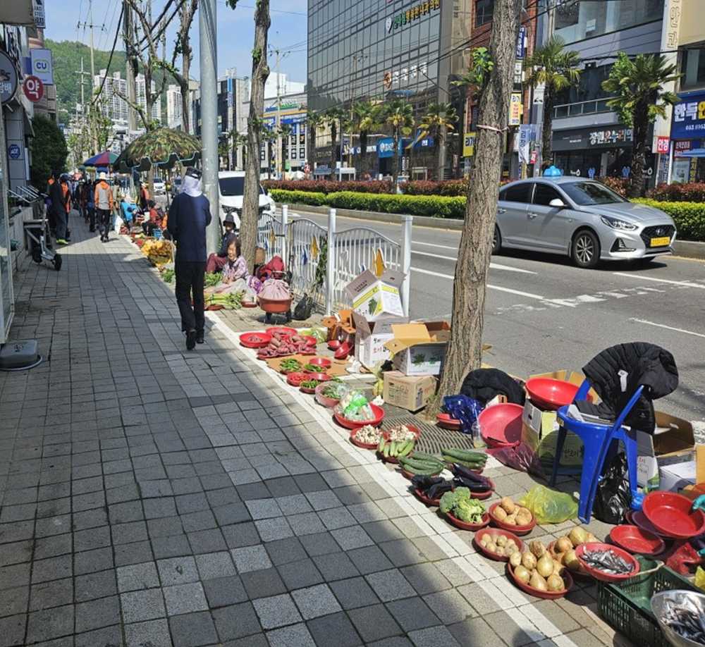 ▲ 교동시장 주변 노점 정비 사전 홍보와 계도활동