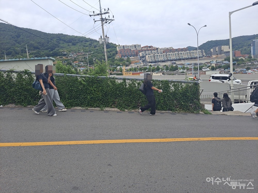 ▲도로 일부는 갓길이 없어 하굣길에 책가방을 멘 여학생들이 차도를 걷고 있다.  ⓒ조찬현