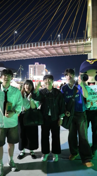 ▲ 낭만포차에서 이벤트에 참여한 관광객