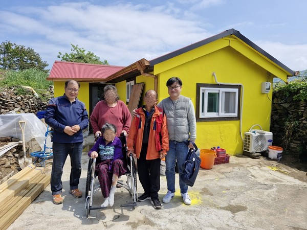 ▲ ⓒ 두라리 교회 김수열 목사님, 화재 피해 장애인 가족과 함께 새로 지어진 집 앞에서