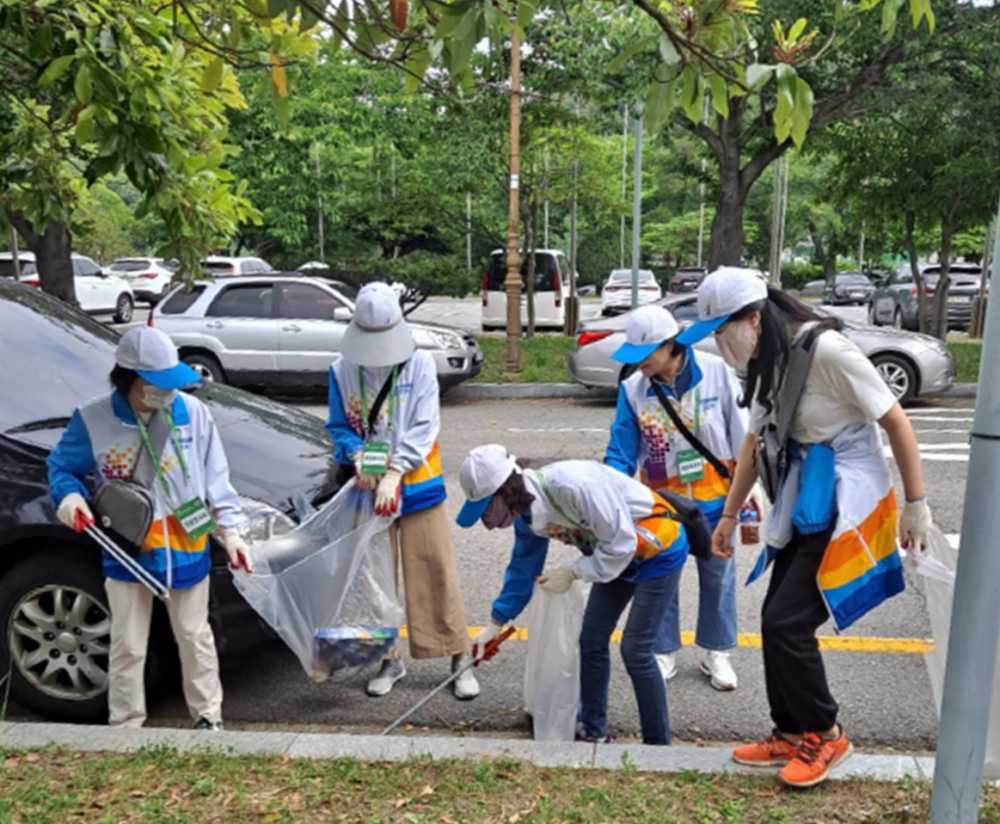 ▲  여수시 자원봉사자들이 제53회 전국소년체육대회 경기장 환경정화 활동을 하고 있다. 