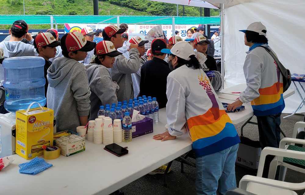 ▲ 여수시 자원봉사자들이 제53회 전국소년체육대회 진남야구장에서 선수들에게 음료를 지원하고 있다.  