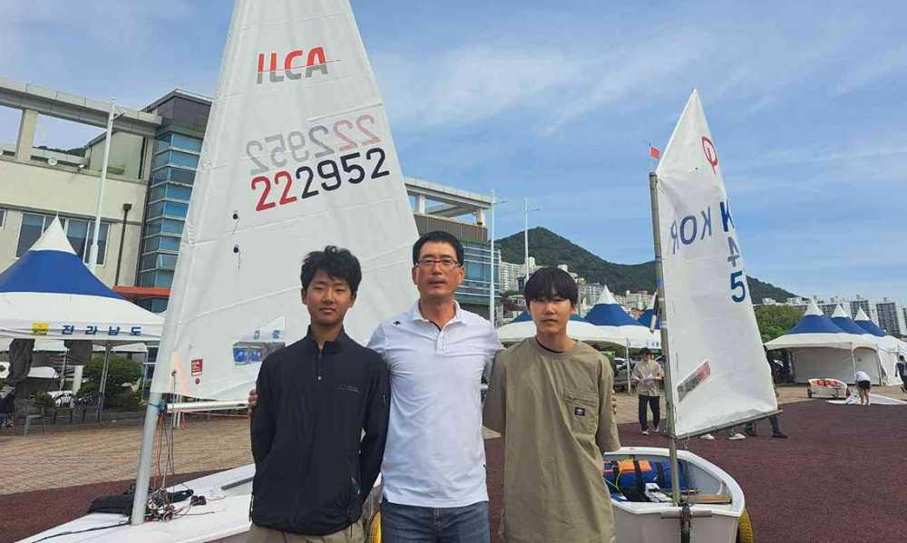 ▲ 왼쪽부터 박준수 선수, 진홍철 감독, 배지훈 선수