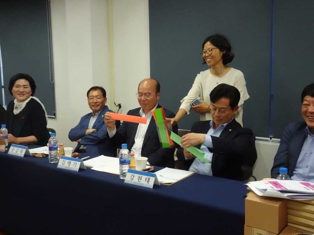 ▲ ‘시민과의 대화’에 참여한 여수시의원이 질문지를 뽑고 있다.