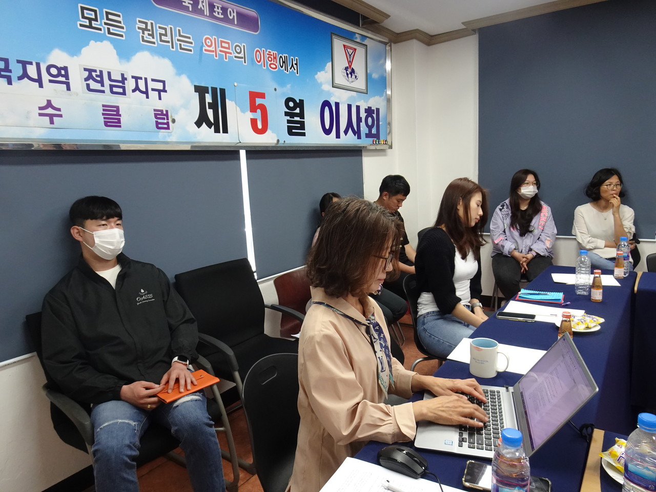 ▲ 여수시의회 모니터링단이 대화를 청취하고 있다.