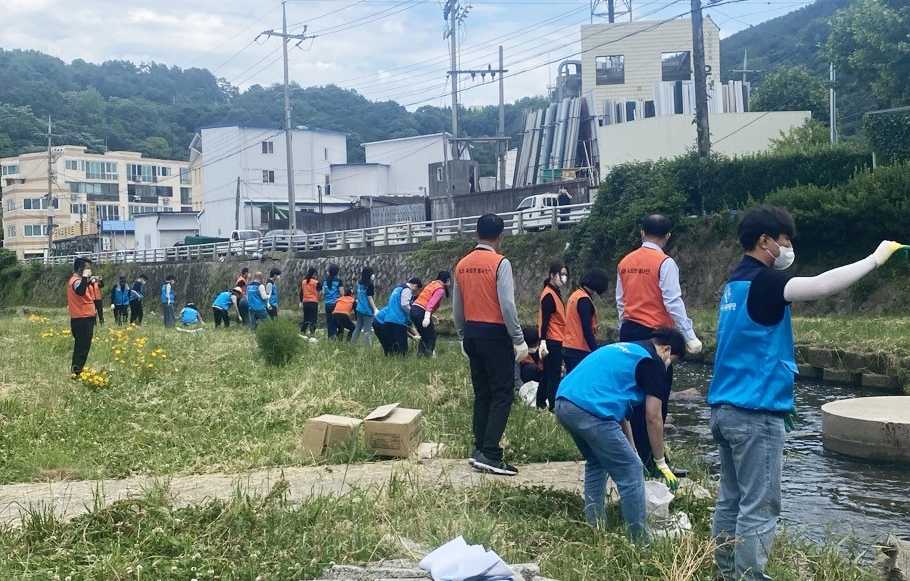 ▲ 여수시도시관리공단 연등천 흙공던지기 