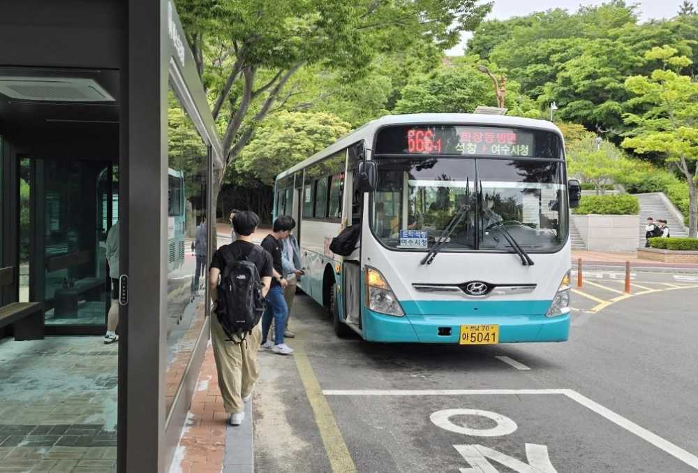 ▲ 666-1번 시내버스가 여수캠퍼스 체육관 앞에서 학생들을 태우고 있다. 