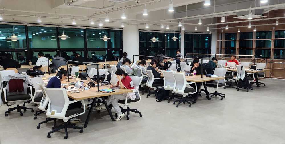 ▲ 국비 46억여 원이 투입된 전남대 여수캠퍼스 도서관. 도서관 리모델링 후 지역민들의 이용이 늘어나고 있다. 