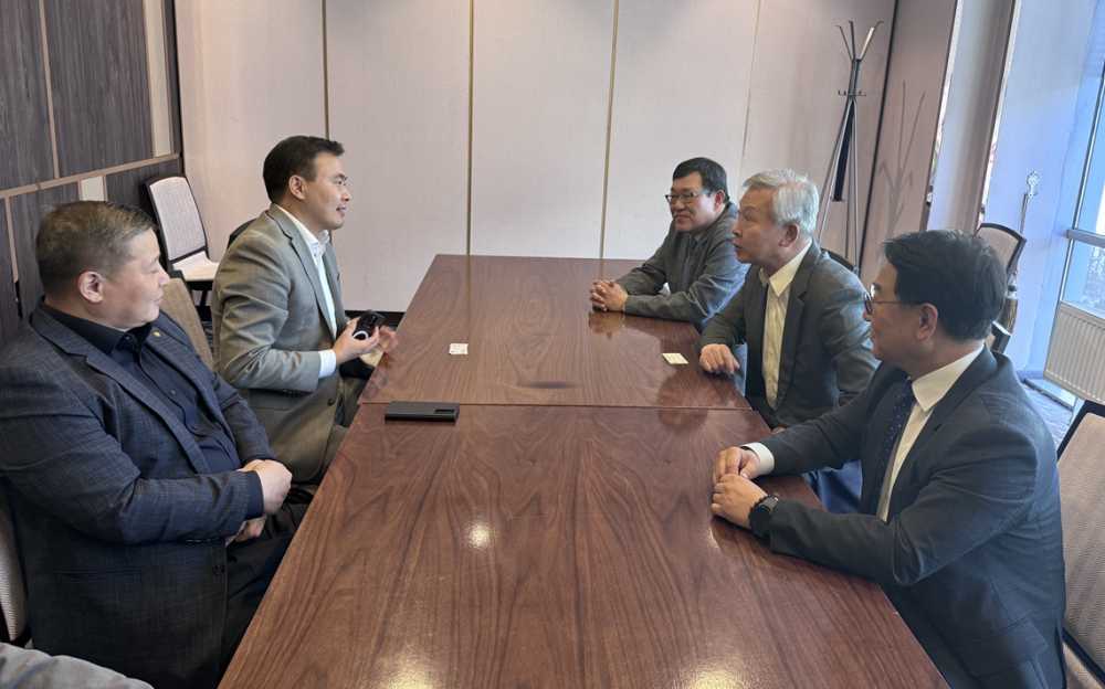 ▲ 몽골 경제개발부 차관(왼쪽)과 (사)전남여수산학융합원 정강 원장(오른쪽)이 면담을 하고 있다.