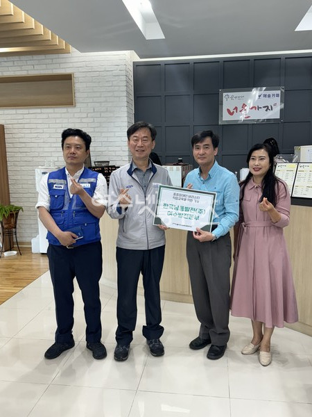 ▲ 여수시장애인종합복지관 너울가지카페(해솔점)에서 한국남동발전 여수발전본부와 함께 연장계약과 지원사업에 대한 전달식을 진행하였음