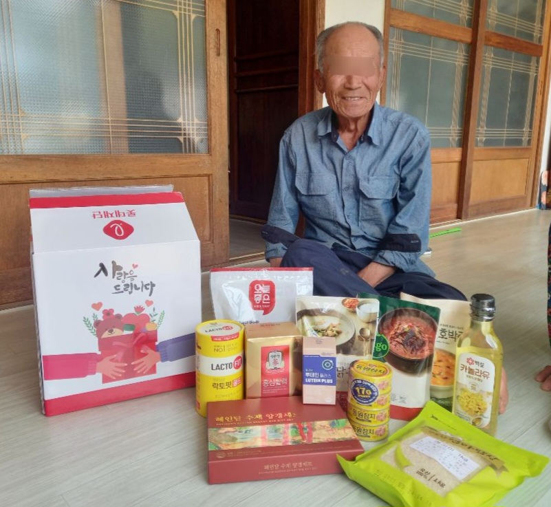 ▲ 선물을 받고 기뻐하는 어르신