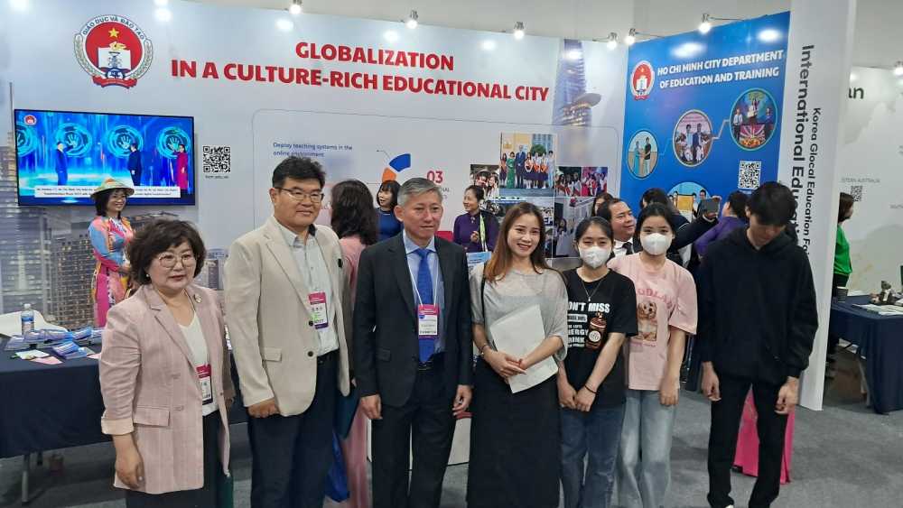 ▲ 베트남 출신  다문화 자원봉사자와 기념사진