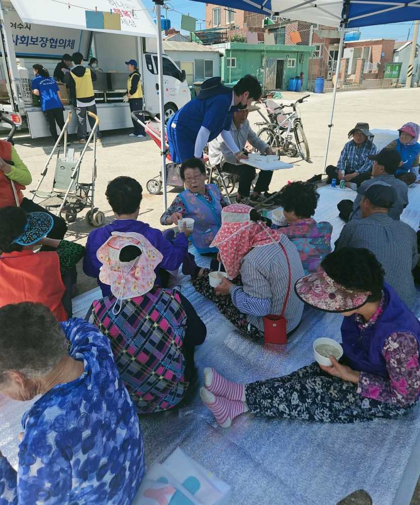 ▲ 구조대가 준비한 콩물국수와 족발을  드시는 횡간도 어르신 ⓒ박근호