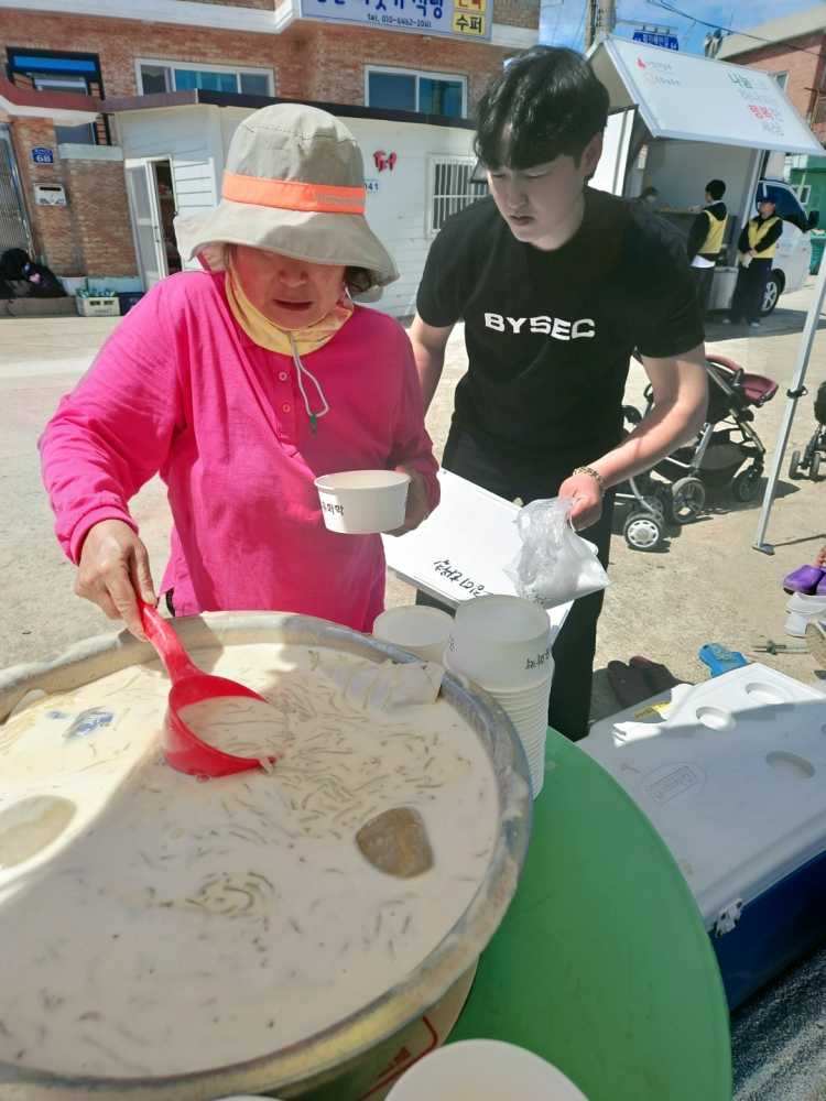 ▲ 해양환경인명구조단 여수구조대가 준비한 시원한 콩물국수. ⓒ박근호