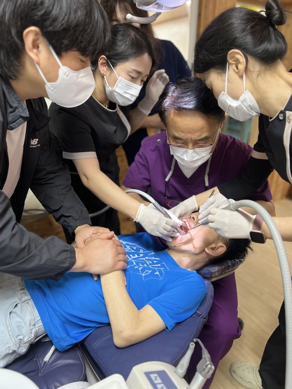 ▲ 스켈링을 하고 있는 모습