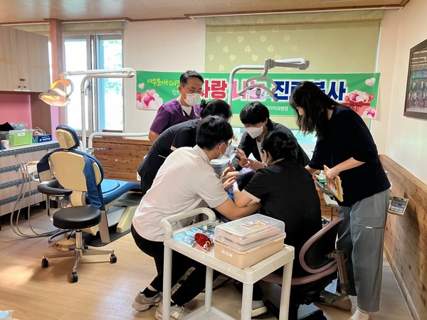 ▲ 구강검진을 하고 있는 모습