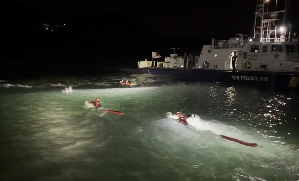 ▲ 경비함정과 구조대원이 익수자를 구조하고 있다.