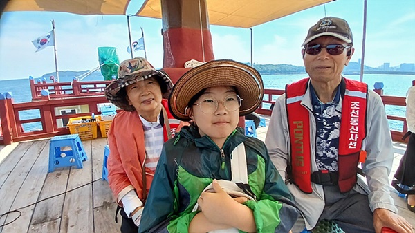 ▲  조선통신사선 승선체험에 나선 기나은(나주빛가람초 5)양이 할아버지 할머니와 함께 학예사의 설명을 열심히 듣고 있다. "다른 배와 달리 나무로 만들어져서 느낌부터 다르고 많이 흔들려 재미있었다"고 한다.  ⓒ 오문수 