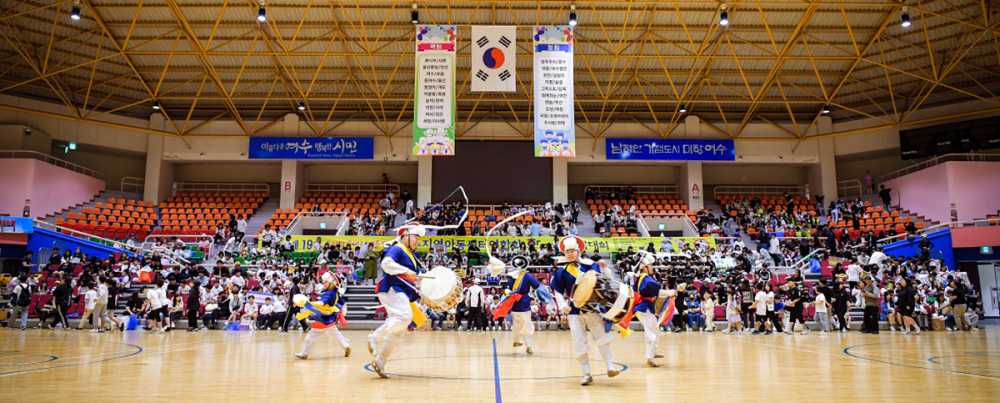 ▲ ‘지역아동센터 이용아동 한마당 행사’ 개회식 굴렁쇠놀이패 공연