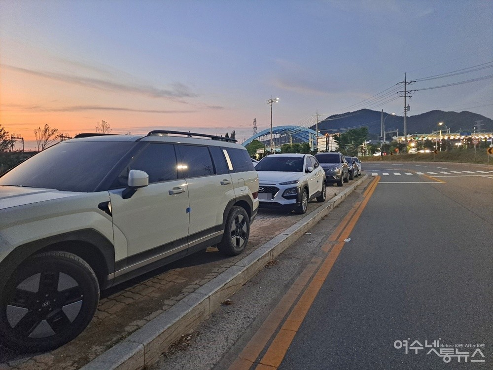 ▲여수 여천역에서 선원동 반월마을에 이르는 인도를 불법 주정차 차량이 점거하고 있어 보행자의 안전을 위협하고 있다. ⓒ조찬현