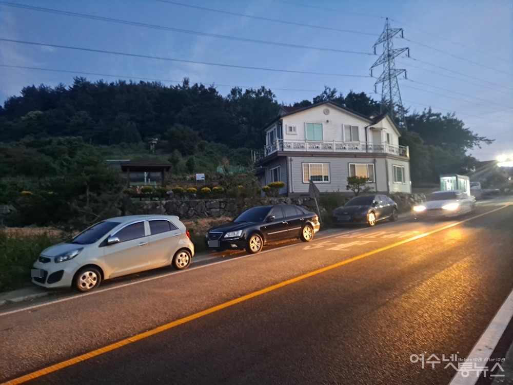 ▲ 주말마다 불법주차된 차량이 인도를 차지하고 있어 여행객과 주민들은 차도로 위험하게 통행해야 한다.ⓒ조찬현