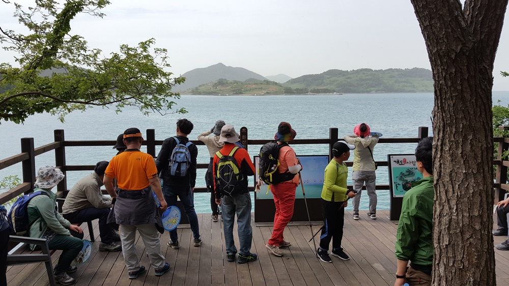 '개도사람길'에서 만난 전망대. 바로 앞에 보이는 섬은 제도다.  (자료사진)