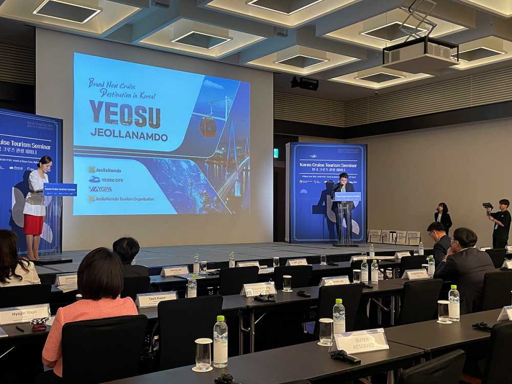 ▲ 여수시 관광과 최윤기 팀장이 2024 한국 테마관광 박람회, 크루즈관광 세미나에서 여수항을 소개하고 있다. 