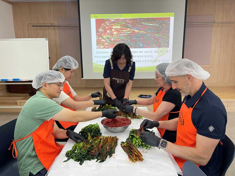 ▲ 여수시가 2024 한국 테마관광 박람회 사전 이벤트로 크루즈 선사 관계자를 여수로 직접 초청해 갓김치 담그기 체험을 진행하고 있다. 
