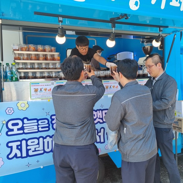 ▲아메리카노와  자몽에이드를 서비스하고 있다.  ⓒ 김연우