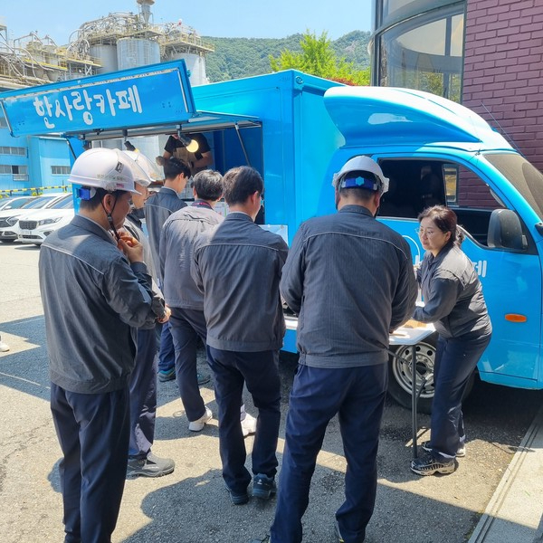 ▲아메리카노, 아이스티,에이드와 상투과자 를 직원들에게 서비스하고 있다.  ⓒ김연우