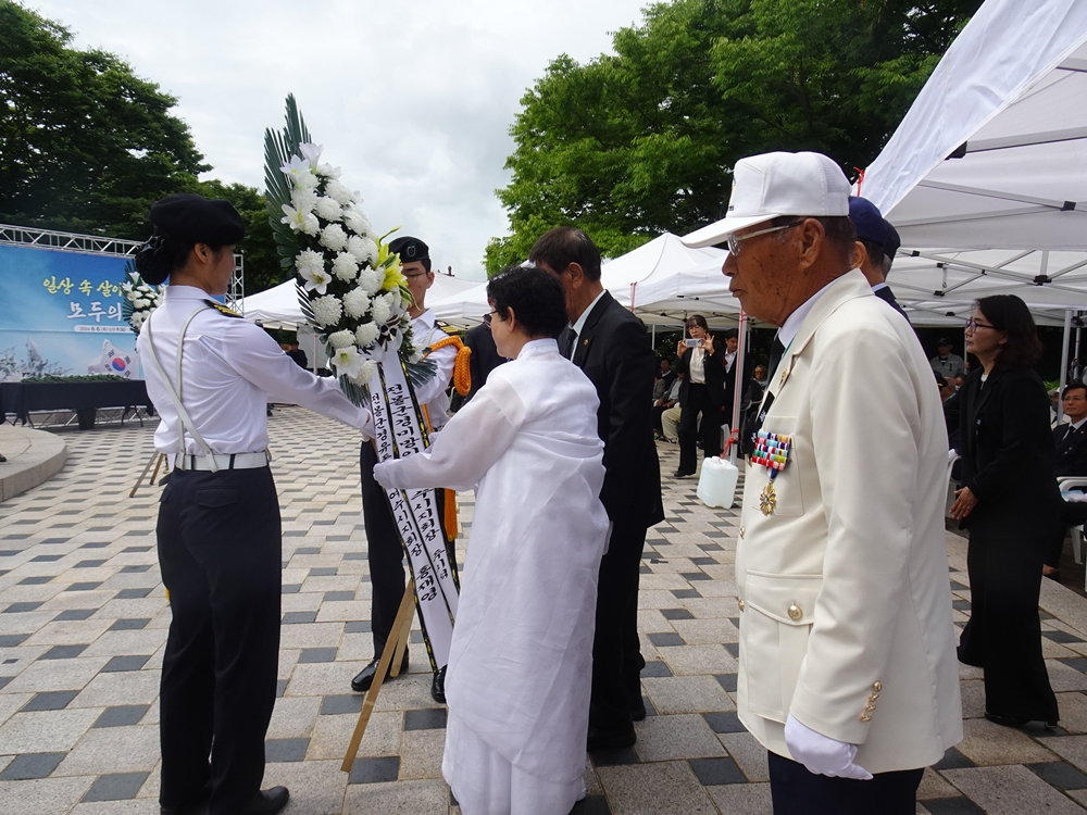▲ 추념식에서 헌화를 하고 있다.