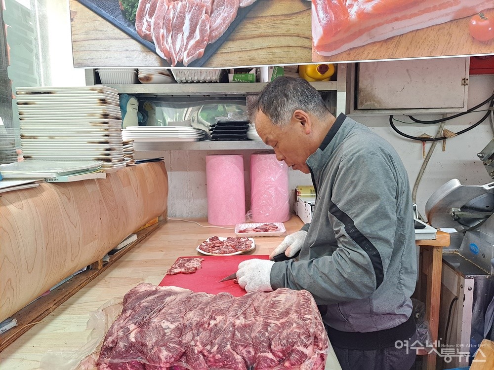 ▲한우 소고기를 손질하고 있는 참한우 박종식 대표.  ⓒ조찬현