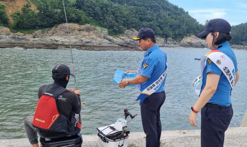 ▲ 폐건전지를 모아 종량제봉투로 교환해 낚시객들에게 배부를 통해 쓰레기 되가져오기 운동을 전개하고 있다.