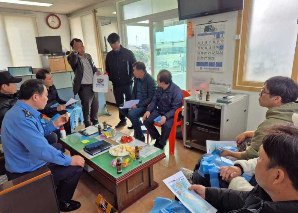▲ 지역 어민들 대상으로 해양쓰레기 무단투기 금지교육과 함께 종량제봉투를 무상으로 배부하고 있다